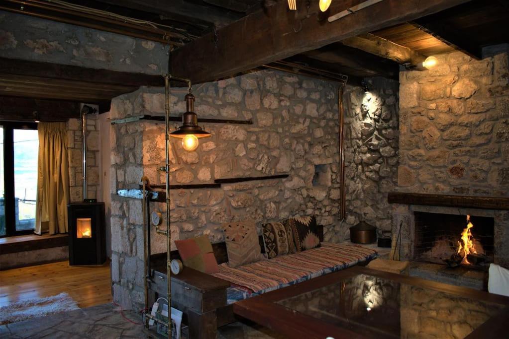 Μικρή Πέτρινη Μεζονέτα 2 Villa Lilaia ภายนอก รูปภาพ